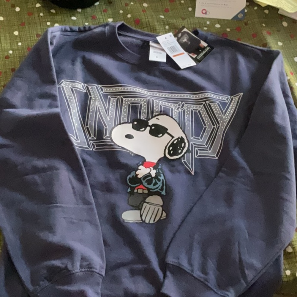 New lady’s Snoopy sweatshirt m